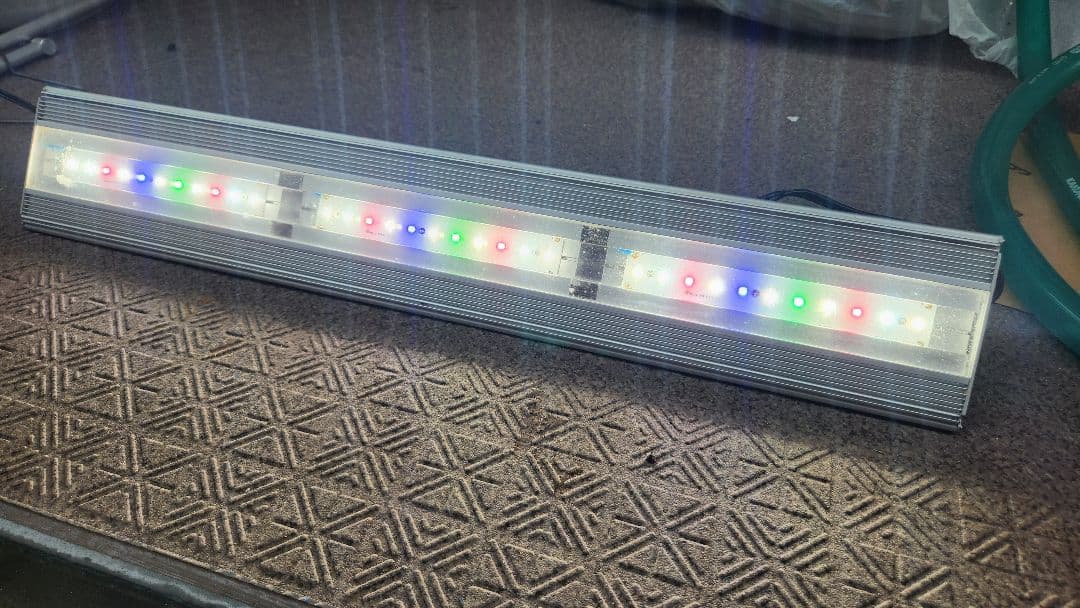 Aqullo LEDトライアングル グロウライト 60cm RGB 付属品一式