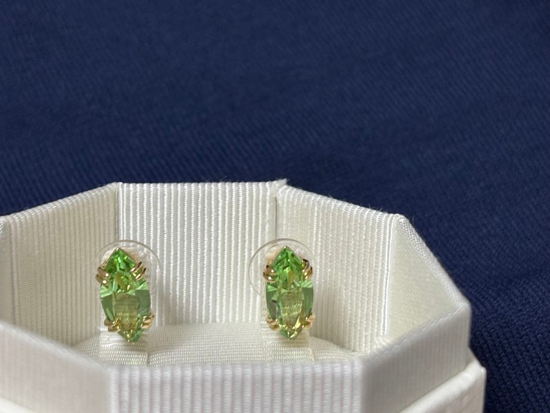 スワロフスキー☘︎Gema スタッドピアス　マーキスカット　黄緑