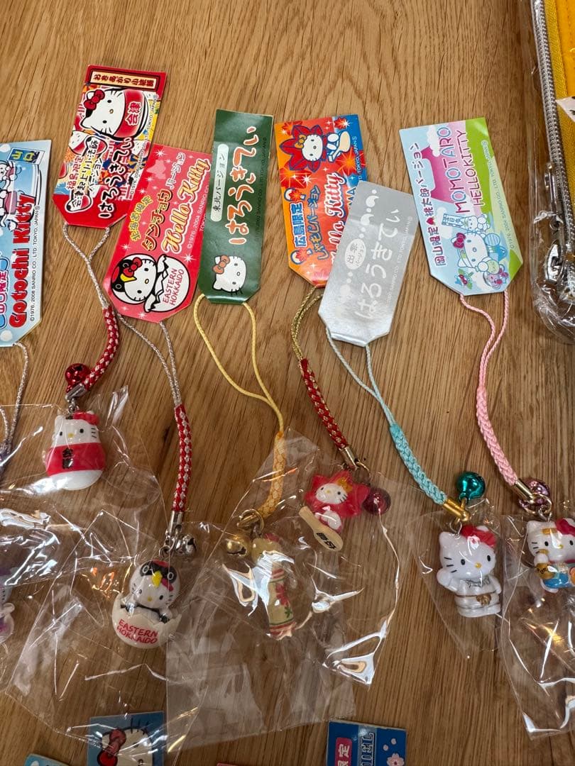 チ*王様 ハローキティ フィギュアストラップ 232➕4 地域限定多数　おまけつ