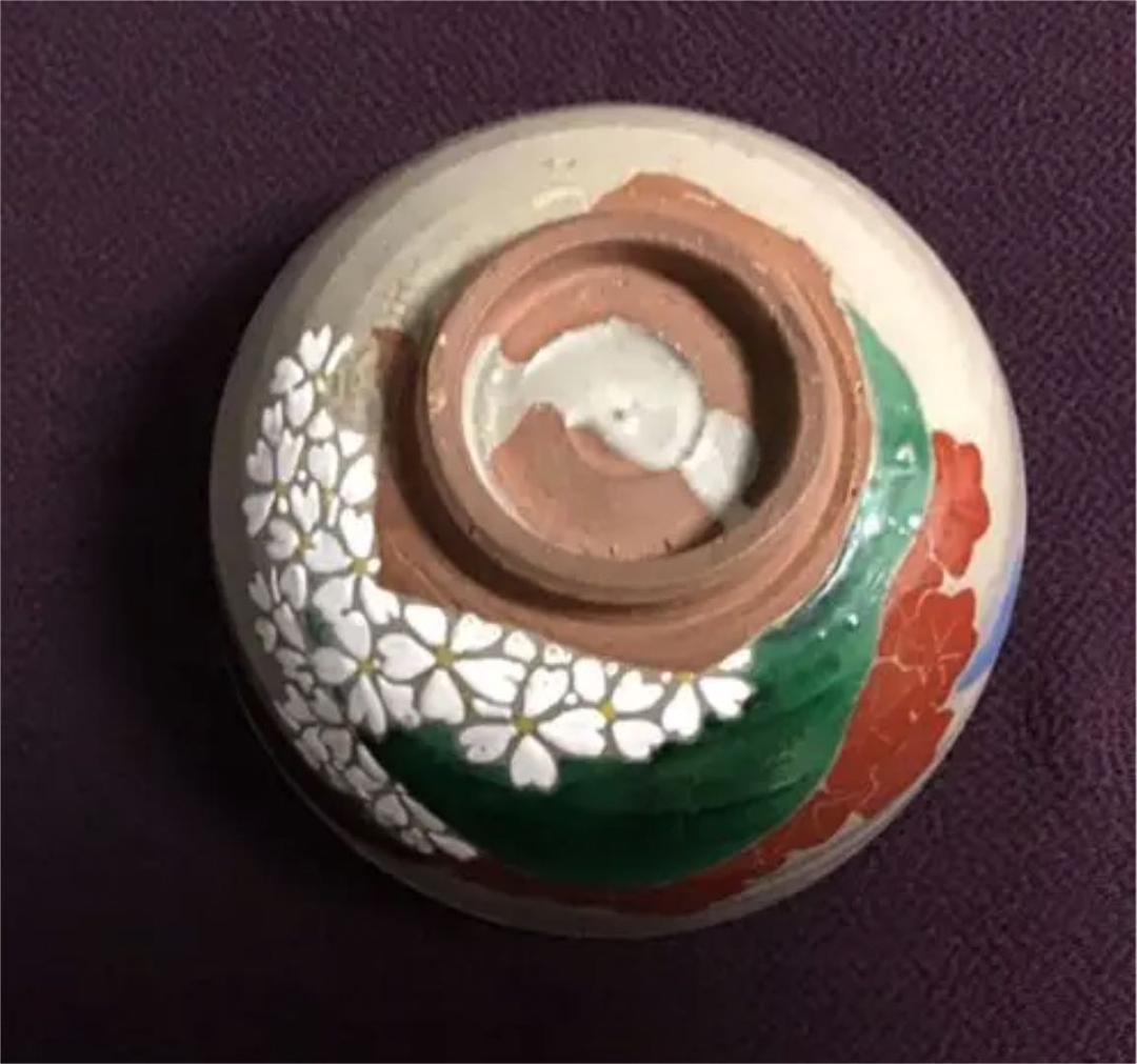 桜と紅葉と新緑の山の抹茶茶碗。