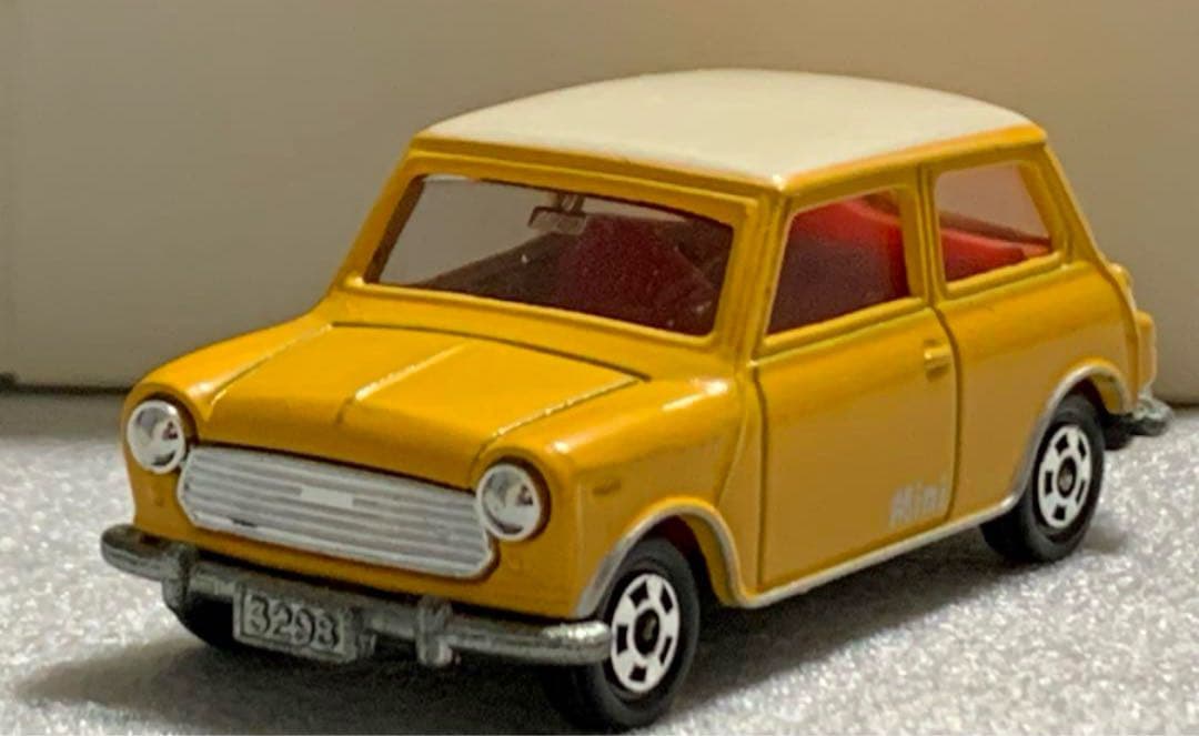 トミカ ミニクーパー 黄/白ルーフ 赤シート