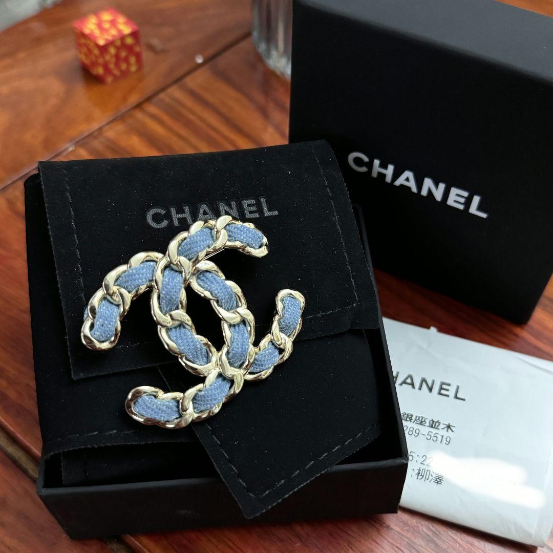 コーデのポイントに☆ CCロゴ ブローチ