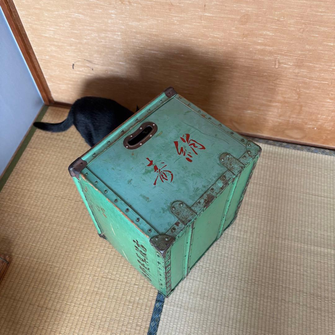 1960年代の日本硫化紙（スチールペーパー）製の呉服店用収納箱