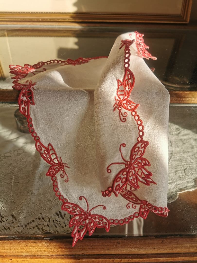 アンティークフランス オープンカットワーク パピヨン∞赤糸刺繍 縮緬風ドイリー