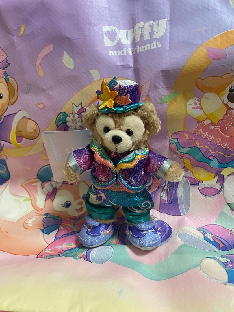 香港ディズニーランド20周年限定のコスチュームを着た限定のぬいぐるみ。