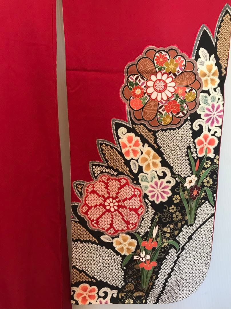 振袖　超美品　正絹　金糸と色刺繍　個性的　絞り柄