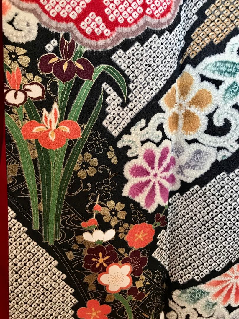 振袖　超美品　正絹　金糸と色刺繍　個性的　絞り柄