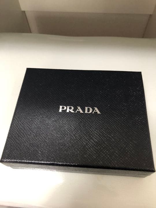 プラダ二つ折り財布（赤色）