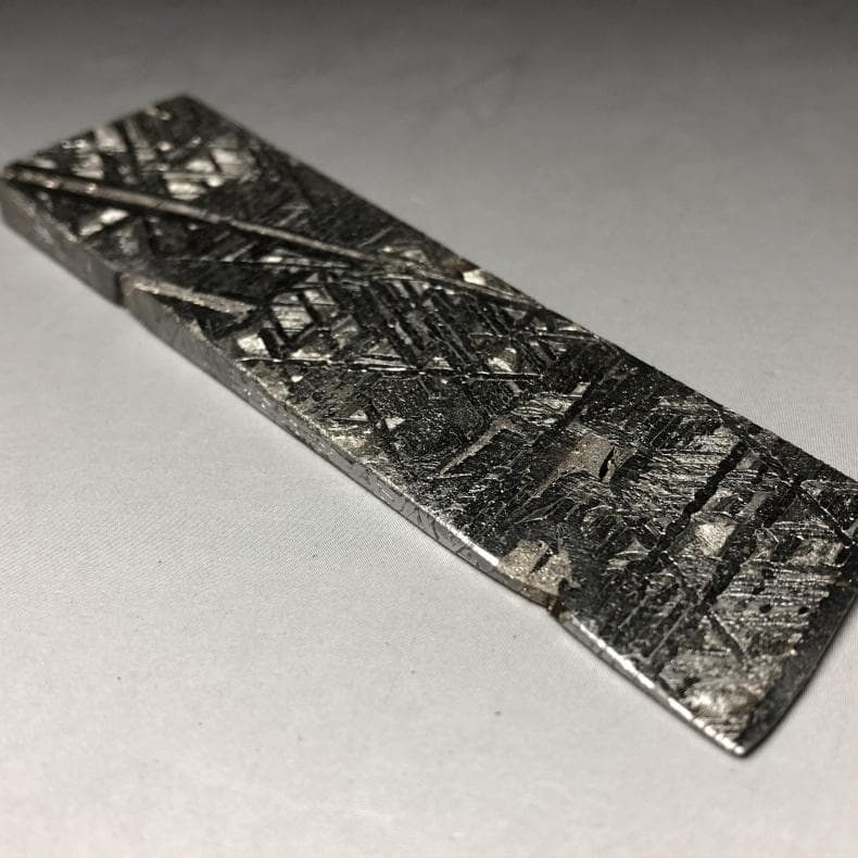 t*i様 隕石　 鉄隕石　アルタイ隕石　ナチュラル原石　重さ約96ｇ　立て付き