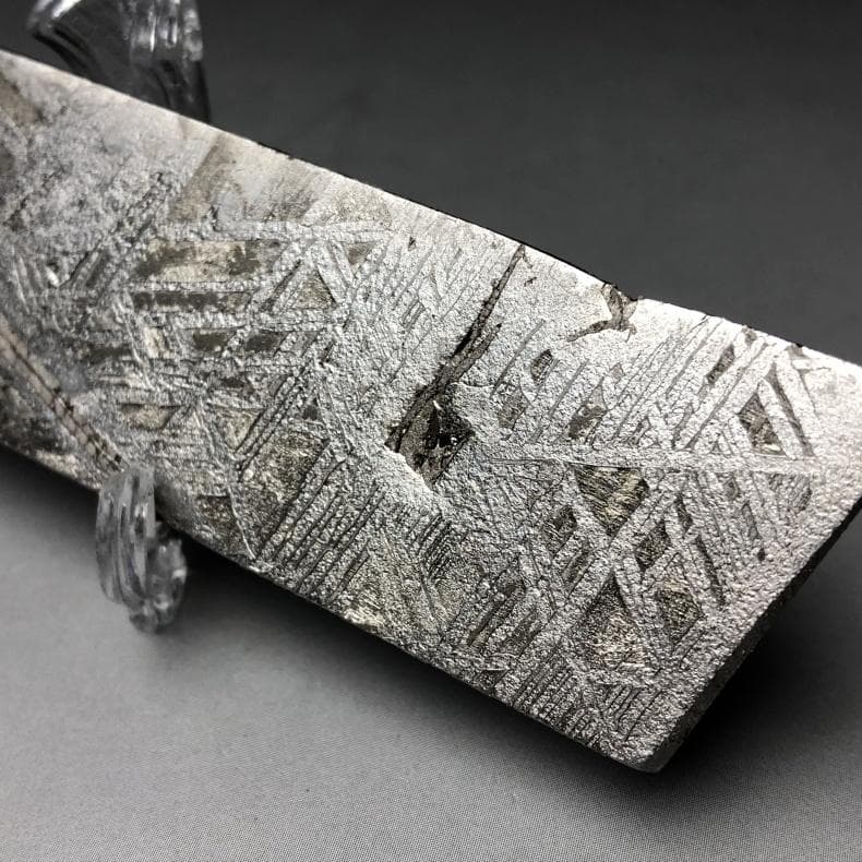 t*i様 隕石　 鉄隕石　アルタイ隕石　ナチュラル原石　重さ約96ｇ　立て付き