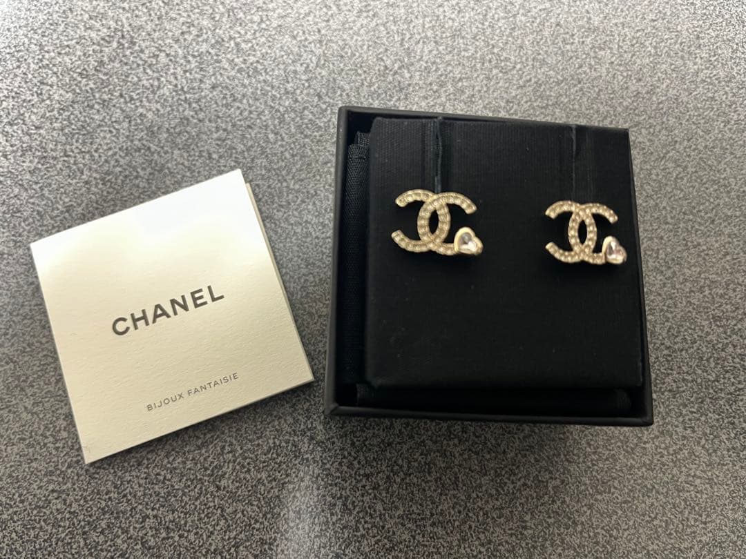 CHANEL ロゴデザイン ピアス