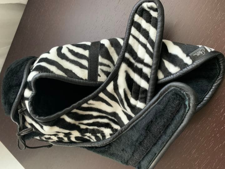 NEWYORKセレブ御用達ショップの犬用ムートンコート