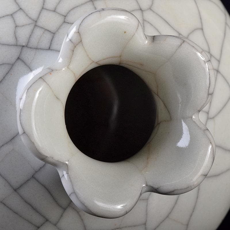 中国　大清乾隆年製款　哥窯　白磁　金糸鉄線　氷裂文　花口瓶　M　8020E