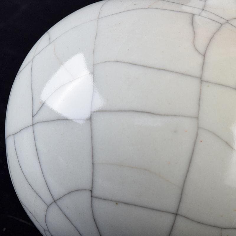 中国　大清乾隆年製款　哥窯　白磁　金糸鉄線　氷裂文　花口瓶　M　8020E