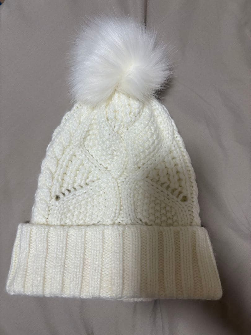 UGG ホワイト ポンポン付きニット帽