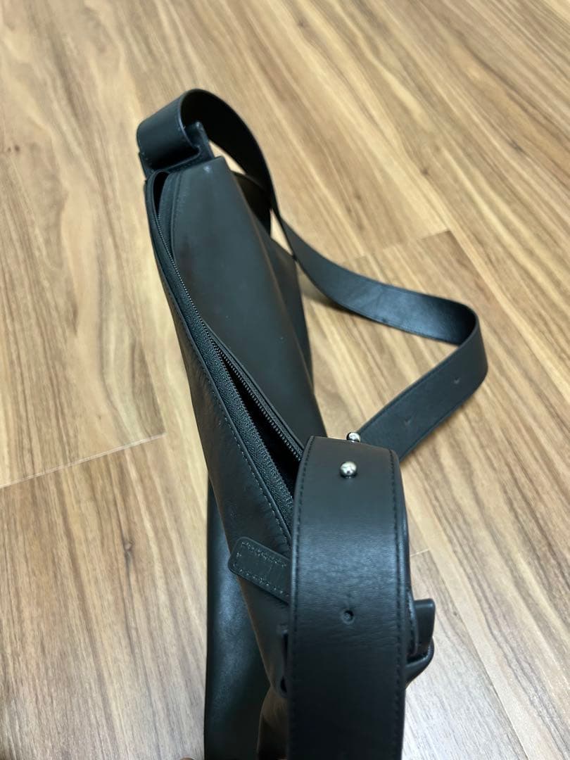 イアハピヨネ　ショルダーボディバッグ