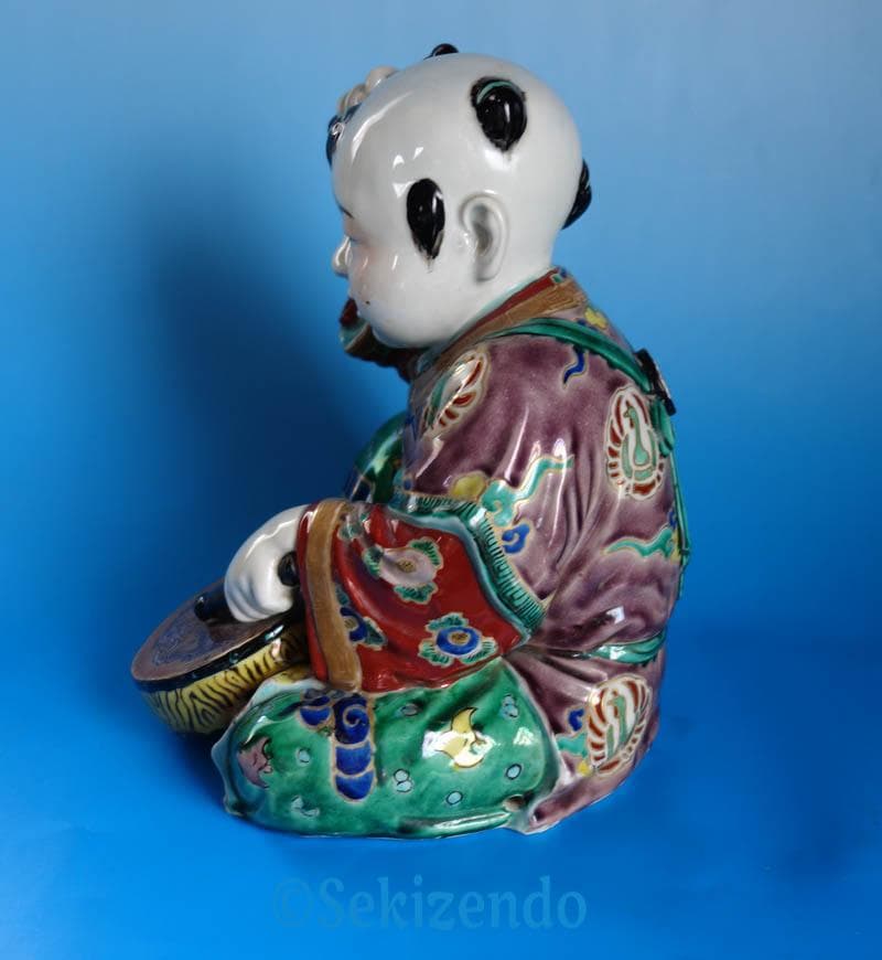 九谷焼 色絵　唐子 童子　　太鼓打ち　置物 　フィギュリン　２８ｃｍ　２５４０