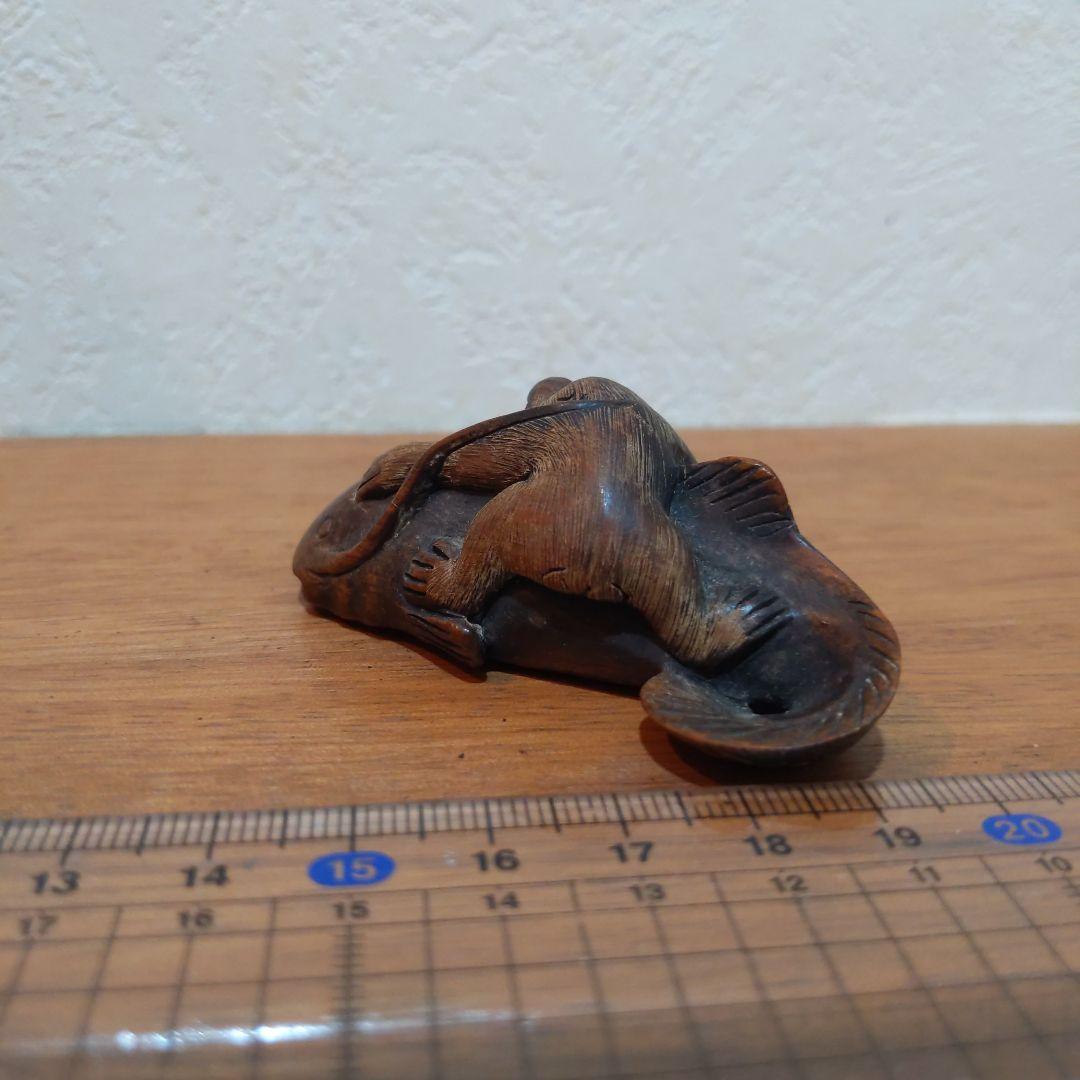 時代提物 縁起物根付 木彫 在銘【大鯰を押さえつける猿】長約7.2cm 重29ｇ