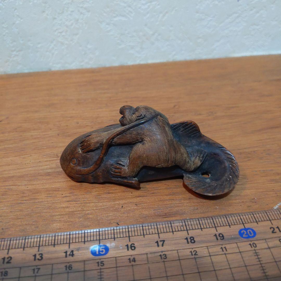 時代提物 縁起物根付 木彫 在銘【大鯰を押さえつける猿】長約7.2cm 重29ｇ