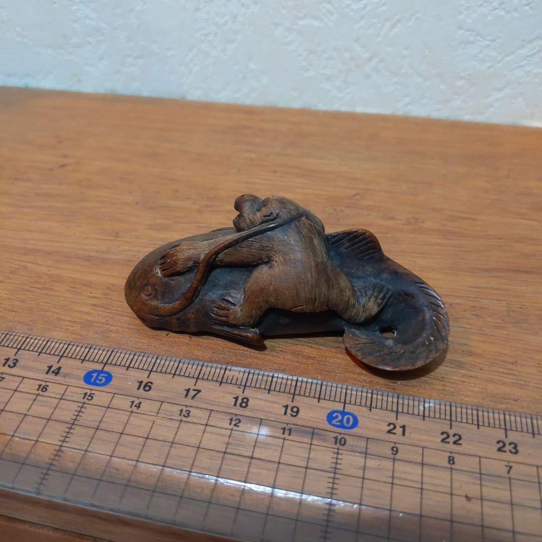 時代提物 縁起物根付 木彫 在銘【大鯰を押さえつける猿】長約7.2cm 重29ｇ