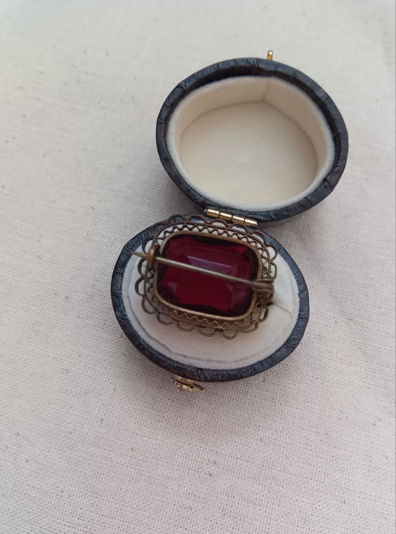 マ*ニ様 アンティーク　深い赤のガラスのブローチ　　ヴィンテージ