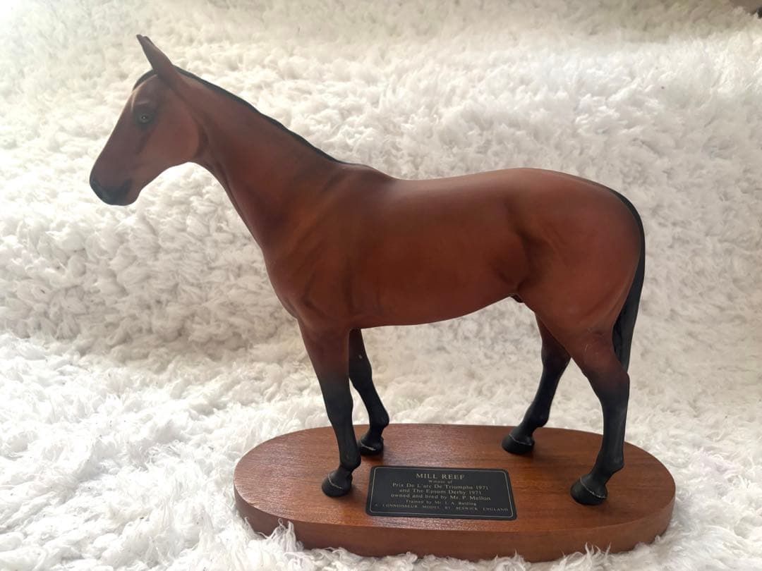 ベスウィック BESWICK 競走馬 ミルリーフ 木台付き フィギュア 陶器