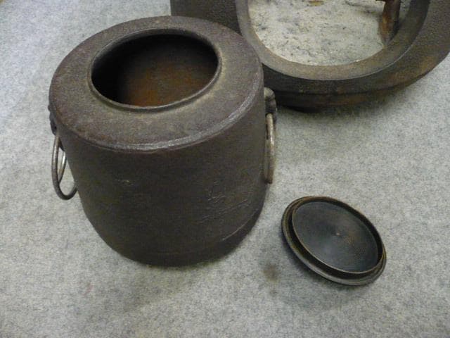 鉄製 竹梅模様 風炉釜 [B31544]