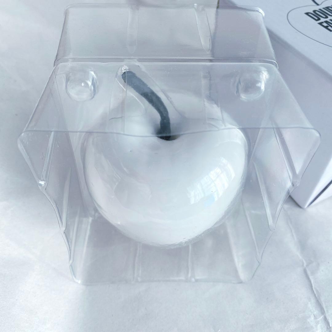 ダブルファンタジー展　アップルオブジェ