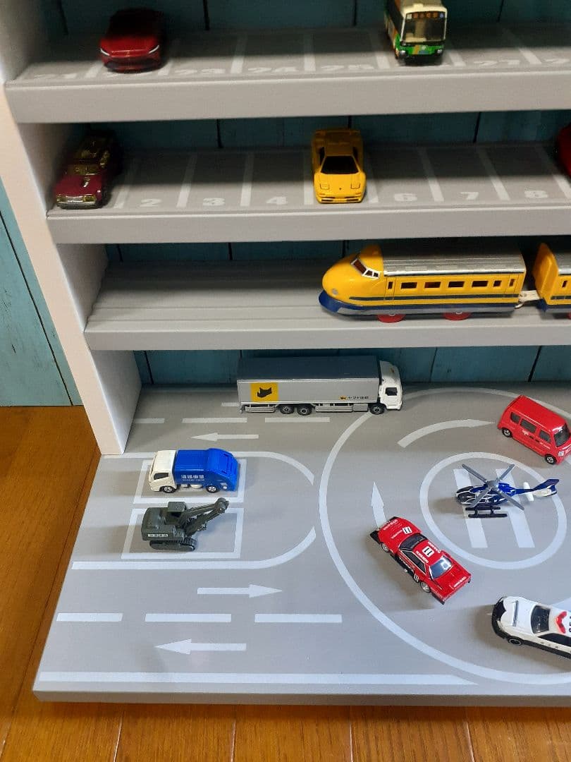 最新版7段トミカプラレール収納棚1枚板仕様ヘリポート付
