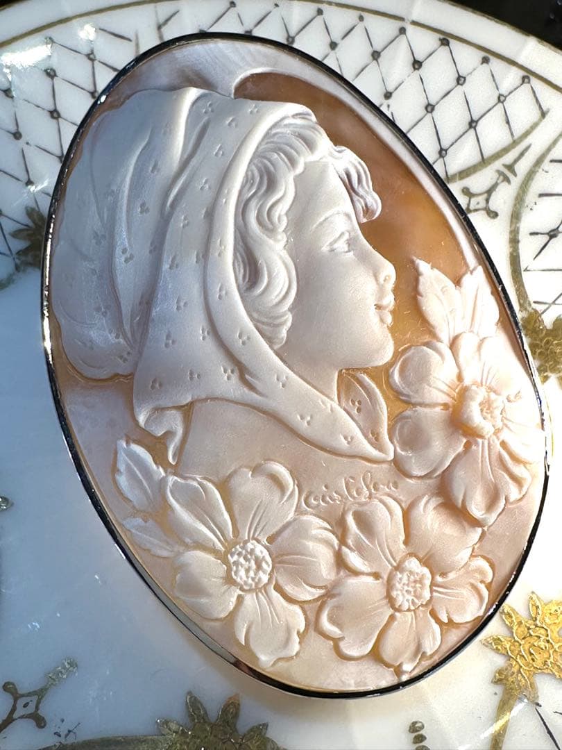 K18WGシェルカメオブローチペンダントトップ兼用 作家名あり 縦67横48