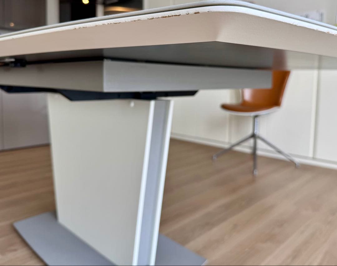 BoConcept ダイニングテーブルとチェア4脚のセット（送料込み）