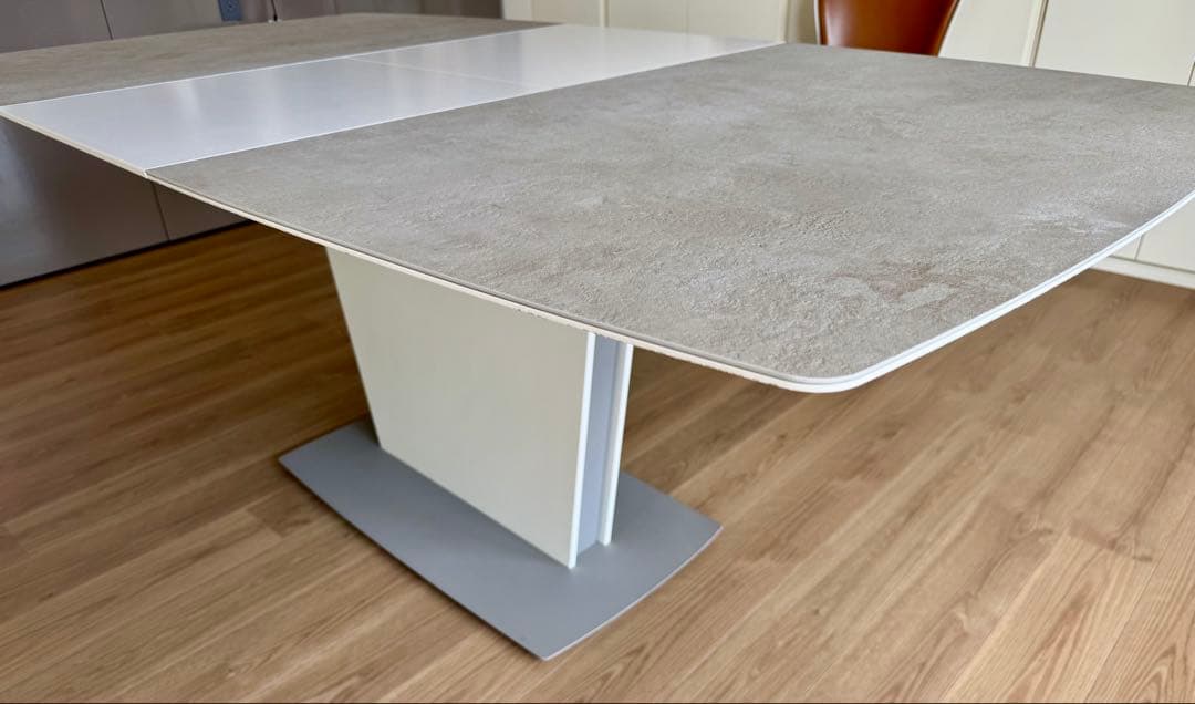 BoConcept ダイニングテーブルとチェア4脚のセット（送料込み）