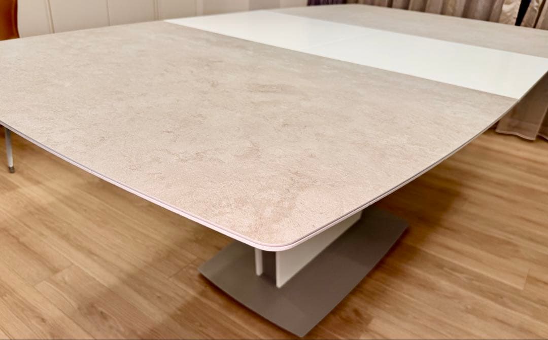 BoConcept ダイニングテーブルとチェア4脚のセット（送料込み）