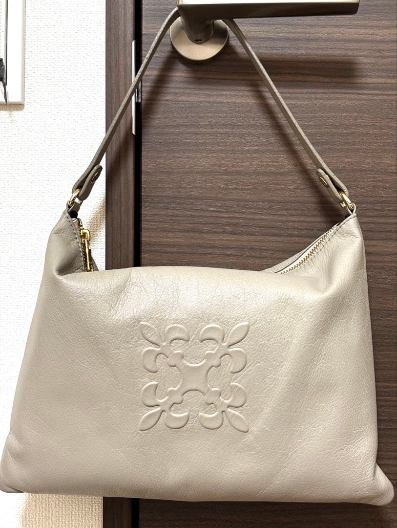 最終価格美品russetエンボスモノグラムソフトレザーショルダーバッググレージュ