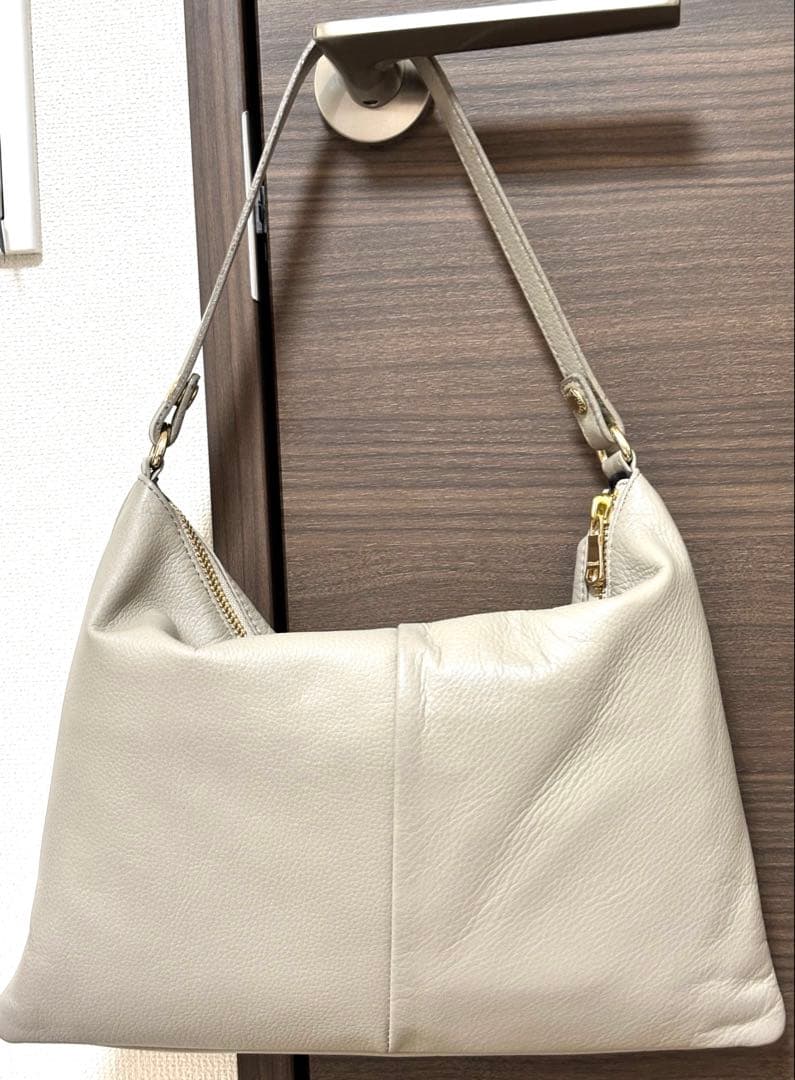 最終価格美品russetエンボスモノグラムソフトレザーショルダーバッググレージュ