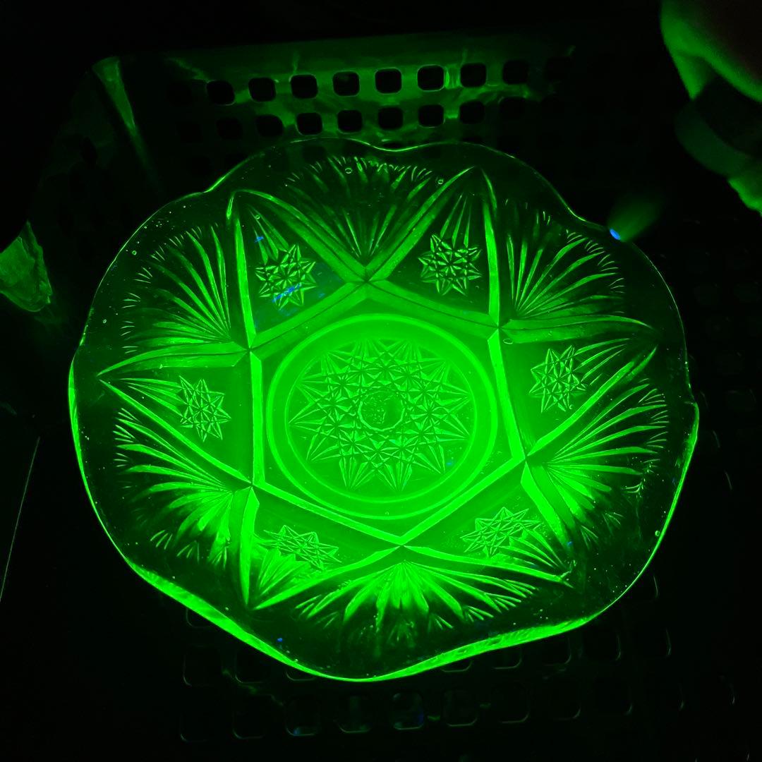 骨董　時代ガラス　フリル　切子調プレス　ライムグリーン　氷皿　ウラン １客②