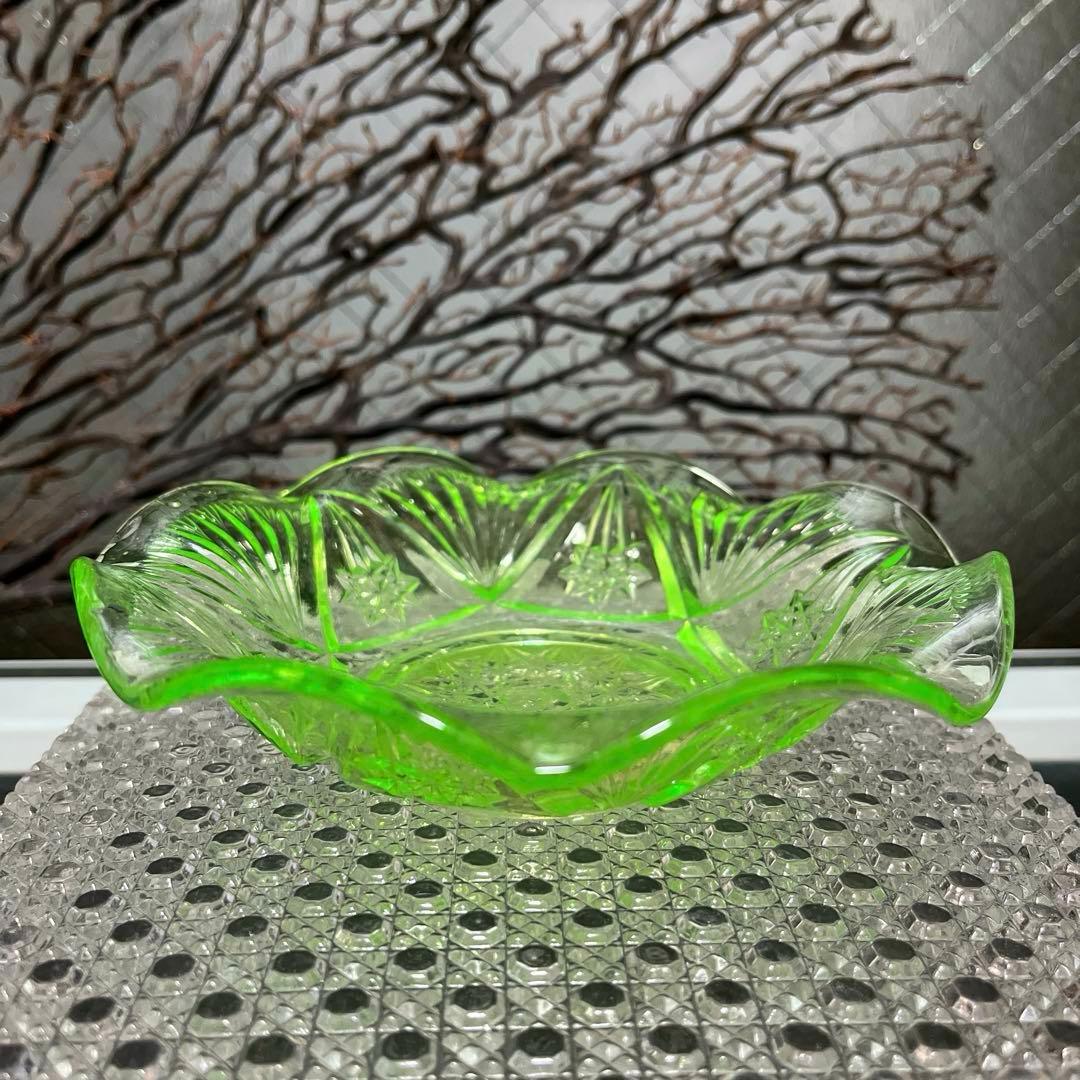 骨董　時代ガラス　フリル　切子調プレス　ライムグリーン　氷皿　ウラン １客②