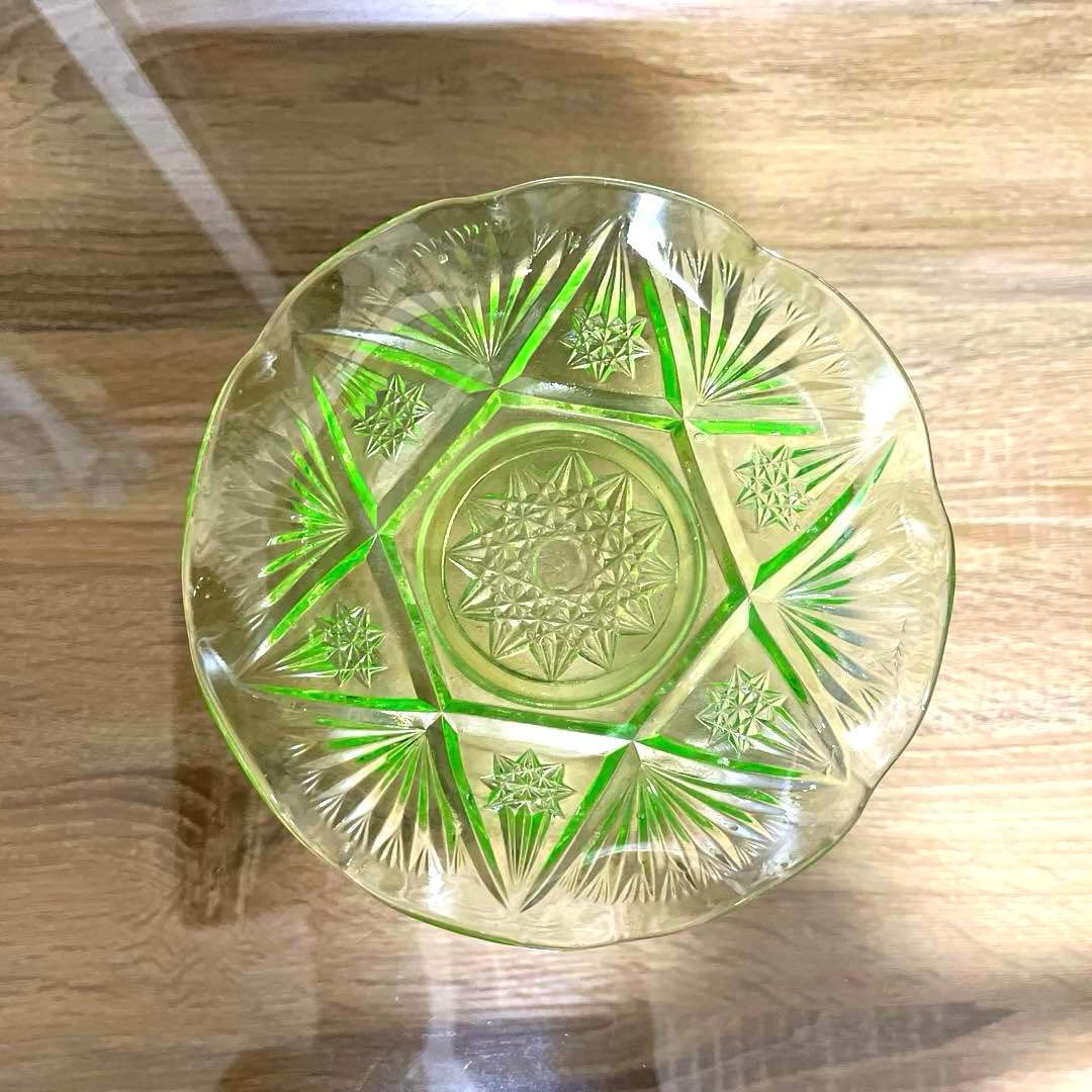 骨董　時代ガラス　フリル　切子調プレス　ライムグリーン　氷皿　ウラン １客②