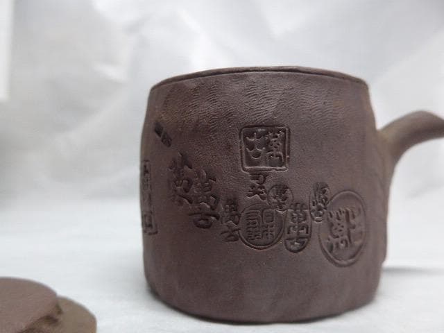 完成度の高い遊環回摘の時代のある復興萬古焼の急須です。千秋不易ほか落款あり