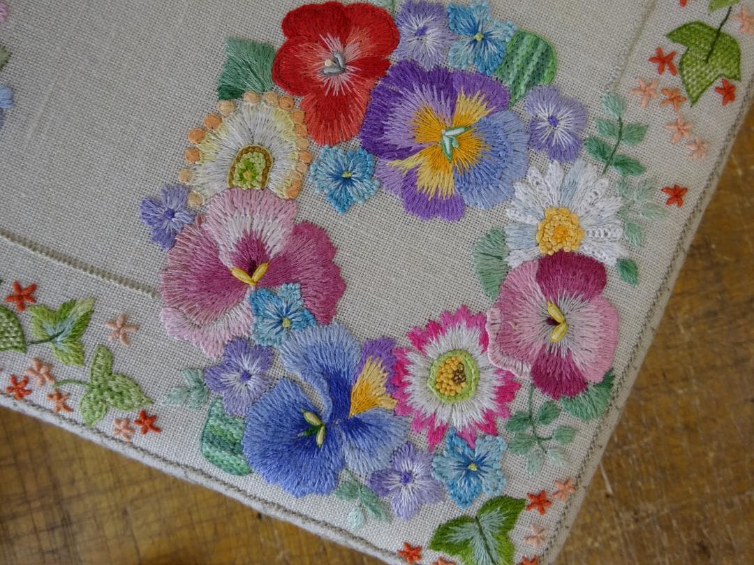 インテルナバリオン　スツール　腰掛椅子　フランス刺繍　猫脚　未使用品