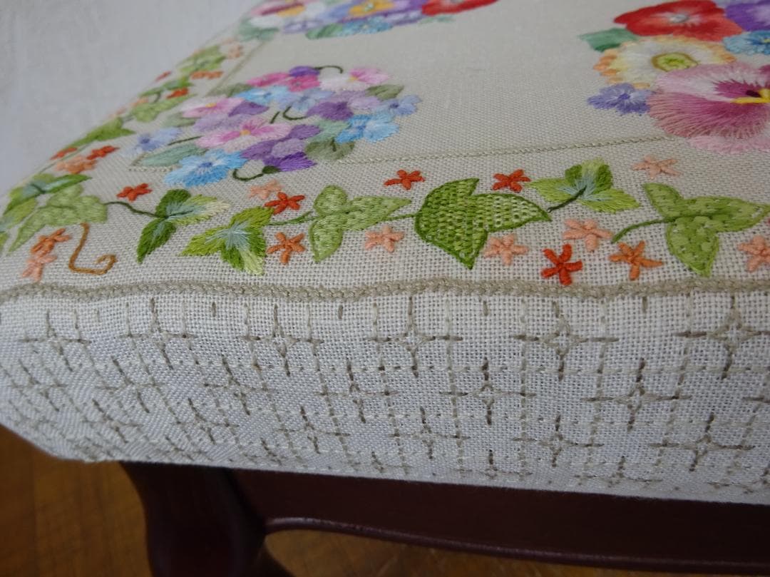 インテルナバリオン　スツール　腰掛椅子　フランス刺繍　猫脚　未使用品