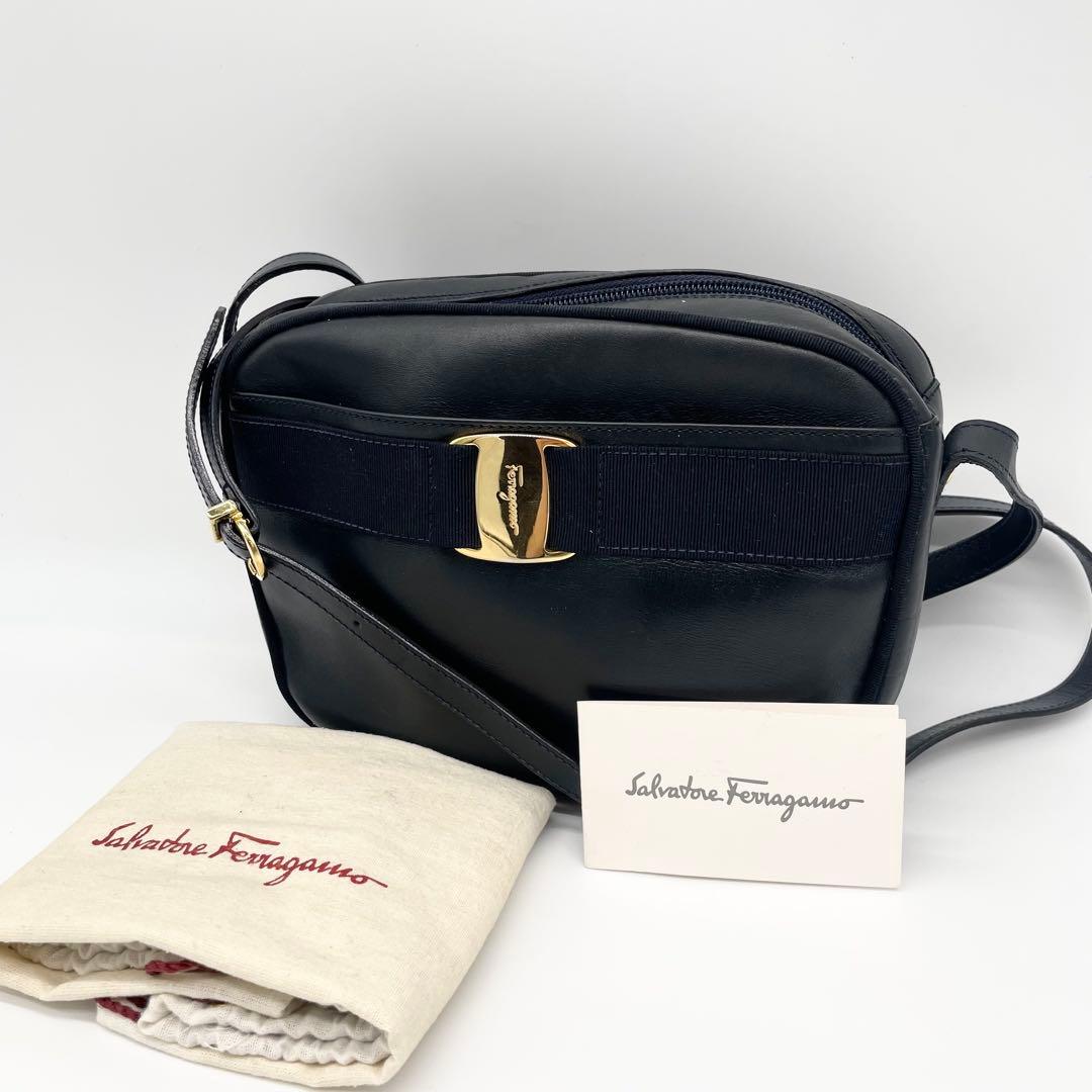 サルバトーレフェラガモ　ヴァラリボン　ショルダーバッグ　レザー　ネイビー