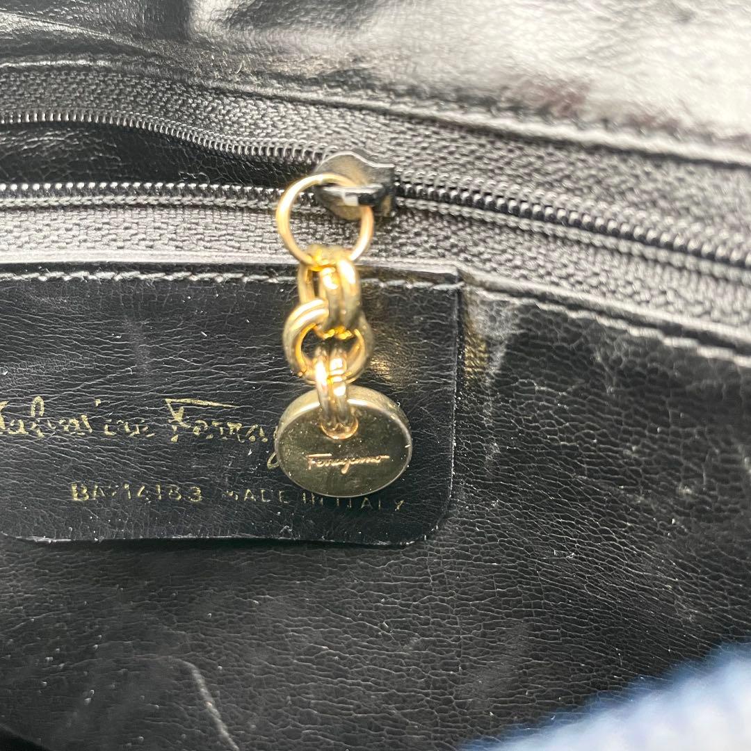 サルバトーレフェラガモ　ヴァラリボン　ショルダーバッグ　レザー　ネイビー