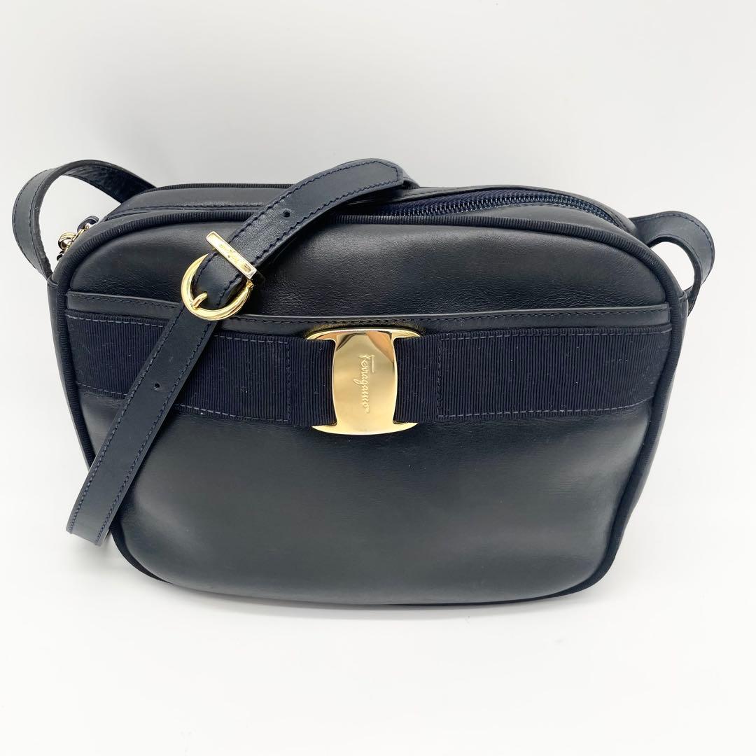 サルバトーレフェラガモ　ヴァラリボン　ショルダーバッグ　レザー　ネイビー