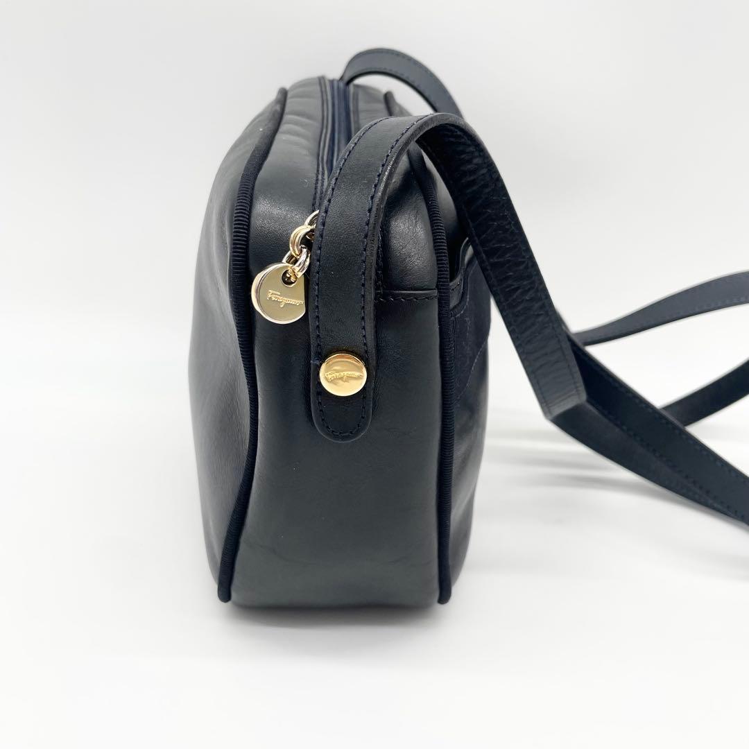 サルバトーレフェラガモ　ヴァラリボン　ショルダーバッグ　レザー　ネイビー