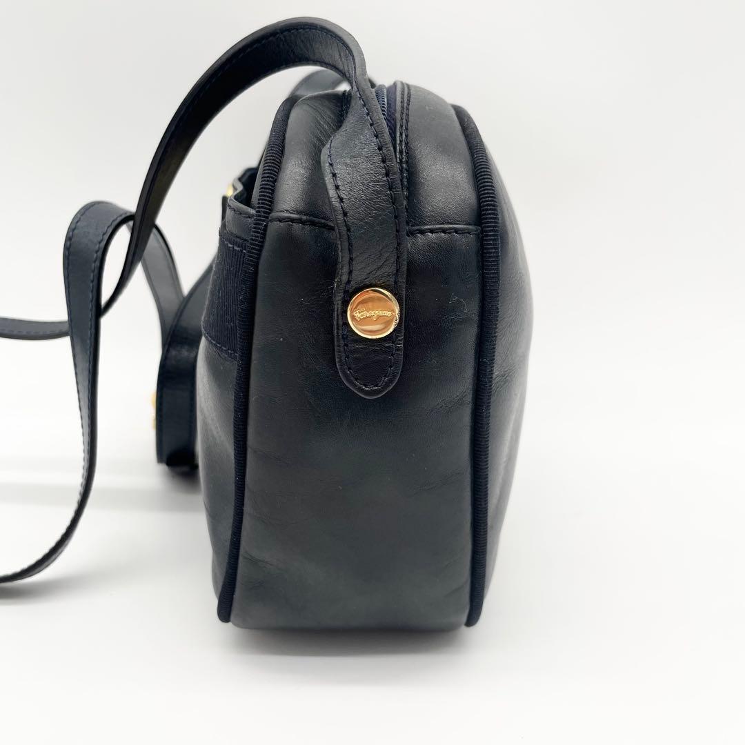 サルバトーレフェラガモ　ヴァラリボン　ショルダーバッグ　レザー　ネイビー