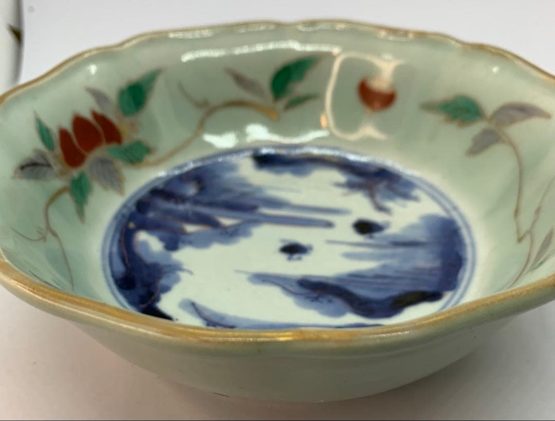 古伊万里焼の青磁色絵　山水栗文　輪花鉢