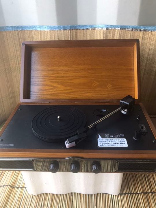 アンティーク調レコードプレイヤー／ラジオ