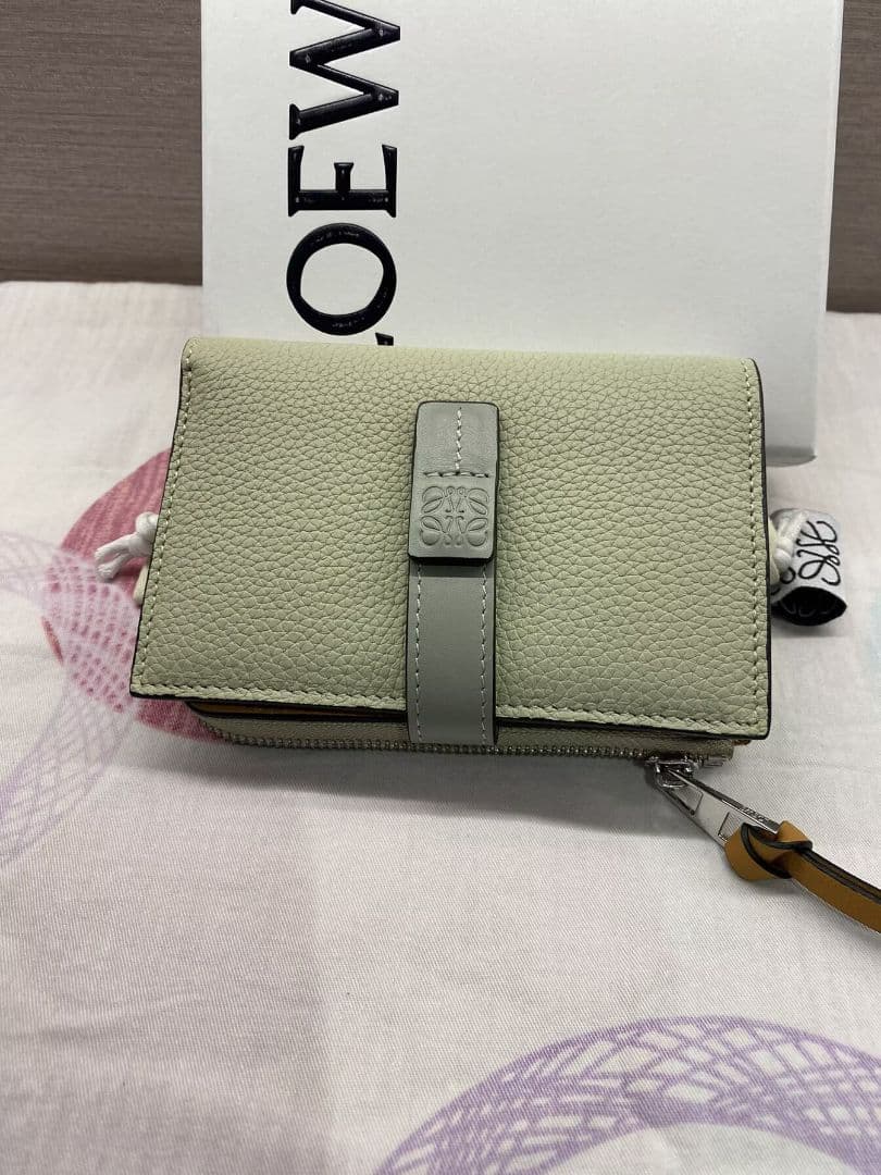 美品　ロエベ　LOEWE 二つ折り財布