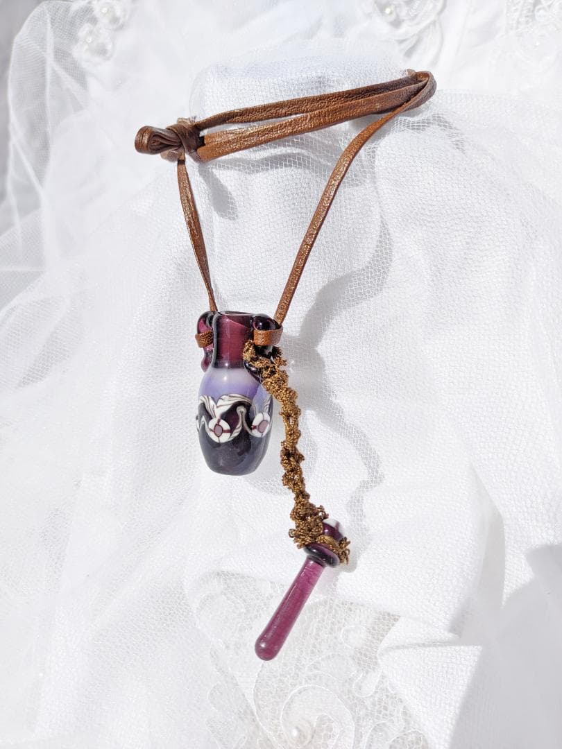 吉田正子トンボ玉（貳拾漆）　「瓶型」皮ひもネックレス　ガラス玉に込めた日本画